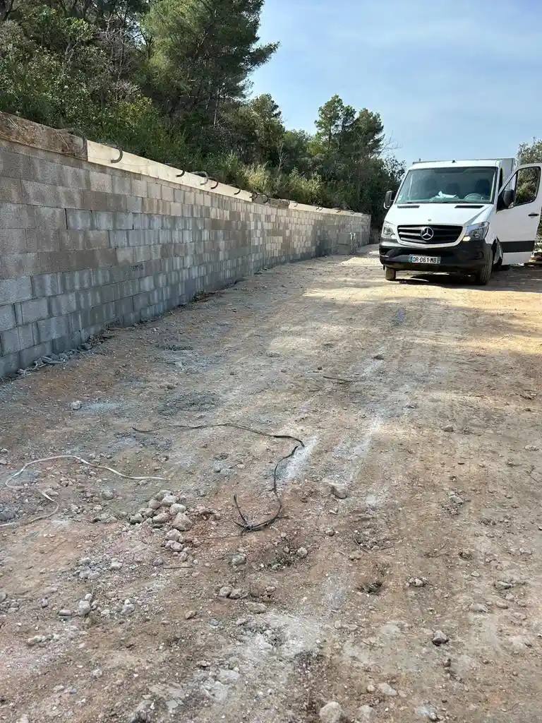 Mur de cl&ocirc;ture en pierre