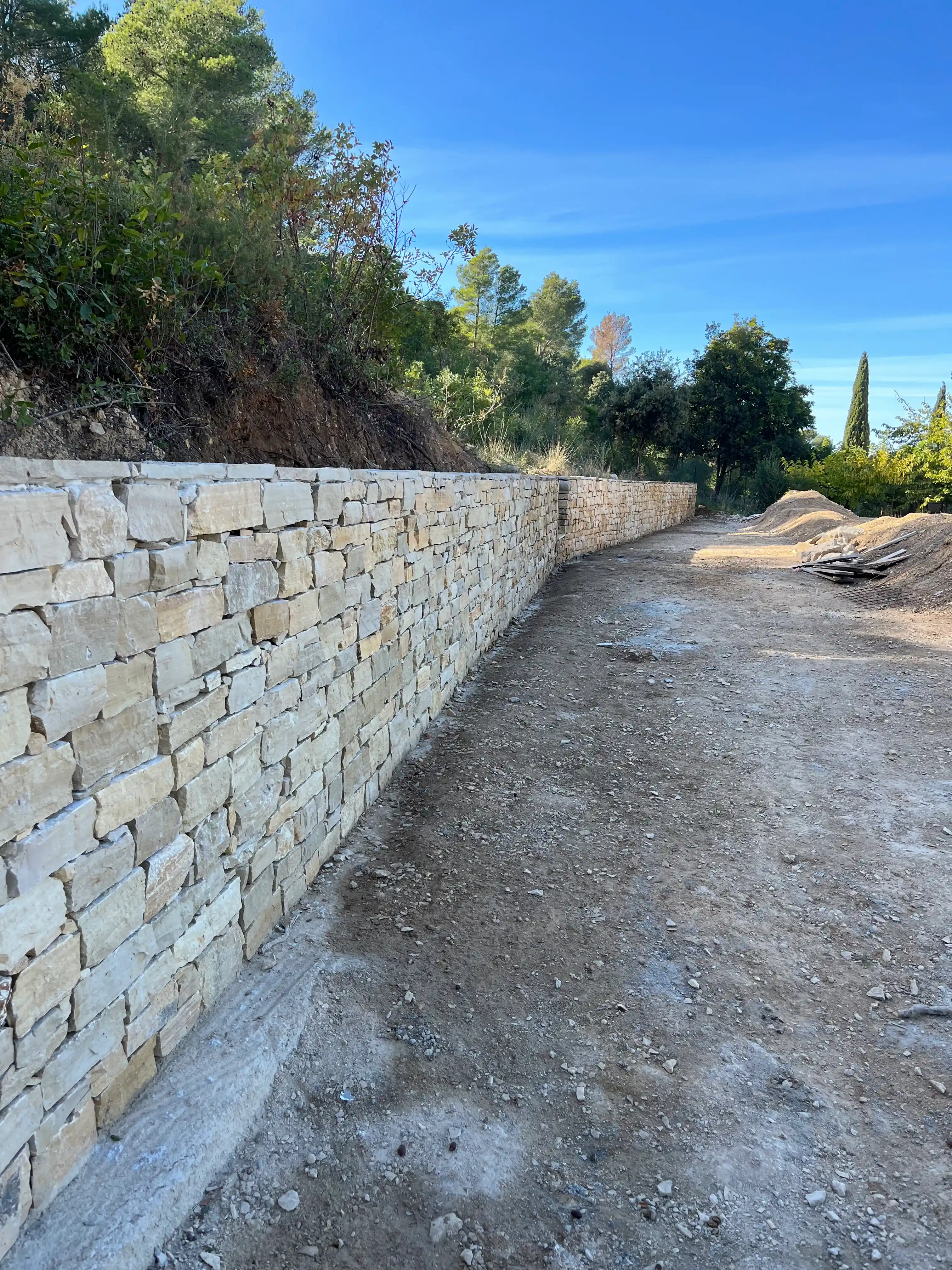Mur de cl&ocirc;ture en pierre