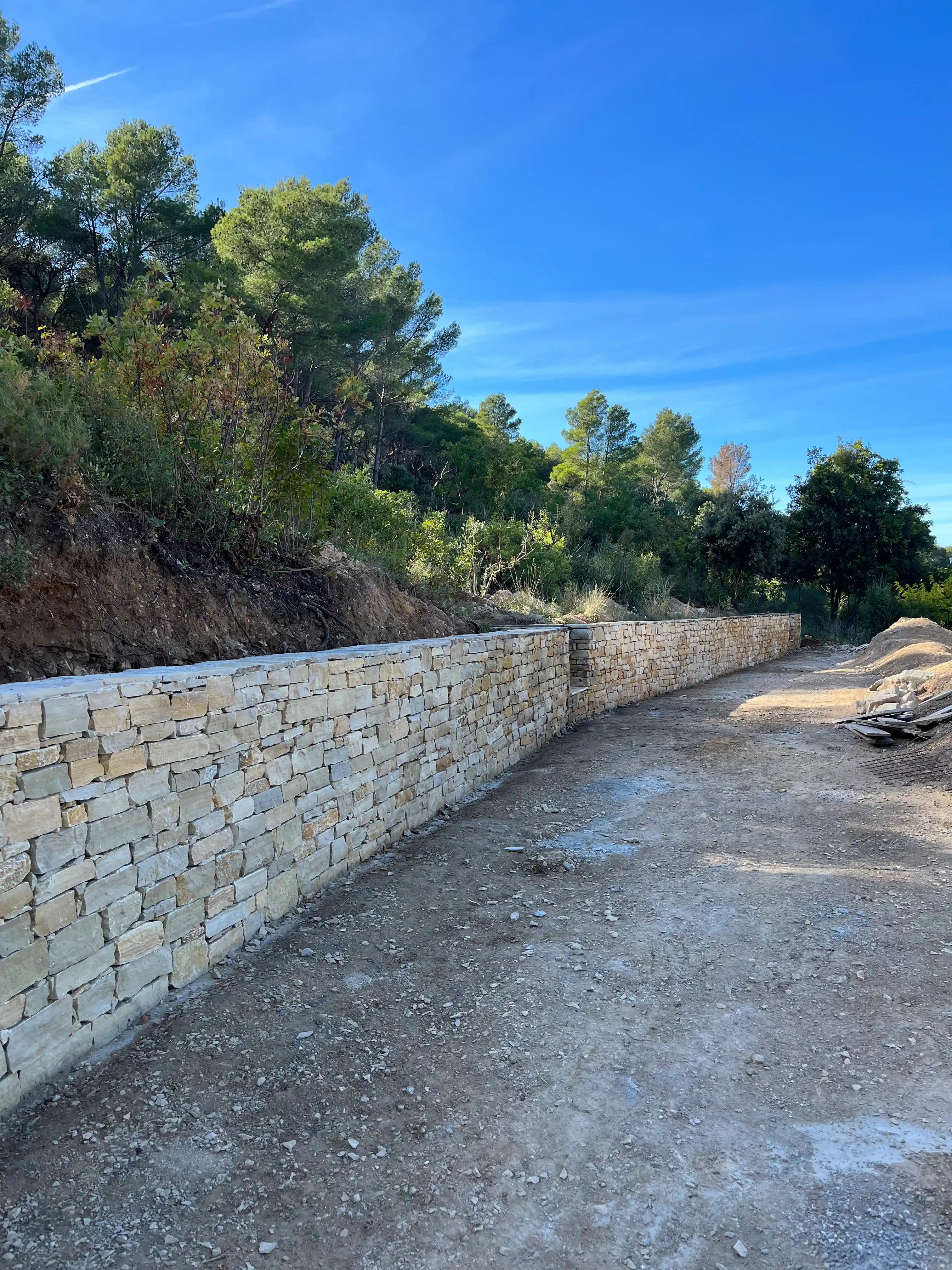 Mur de cl&ocirc;ture en pierre