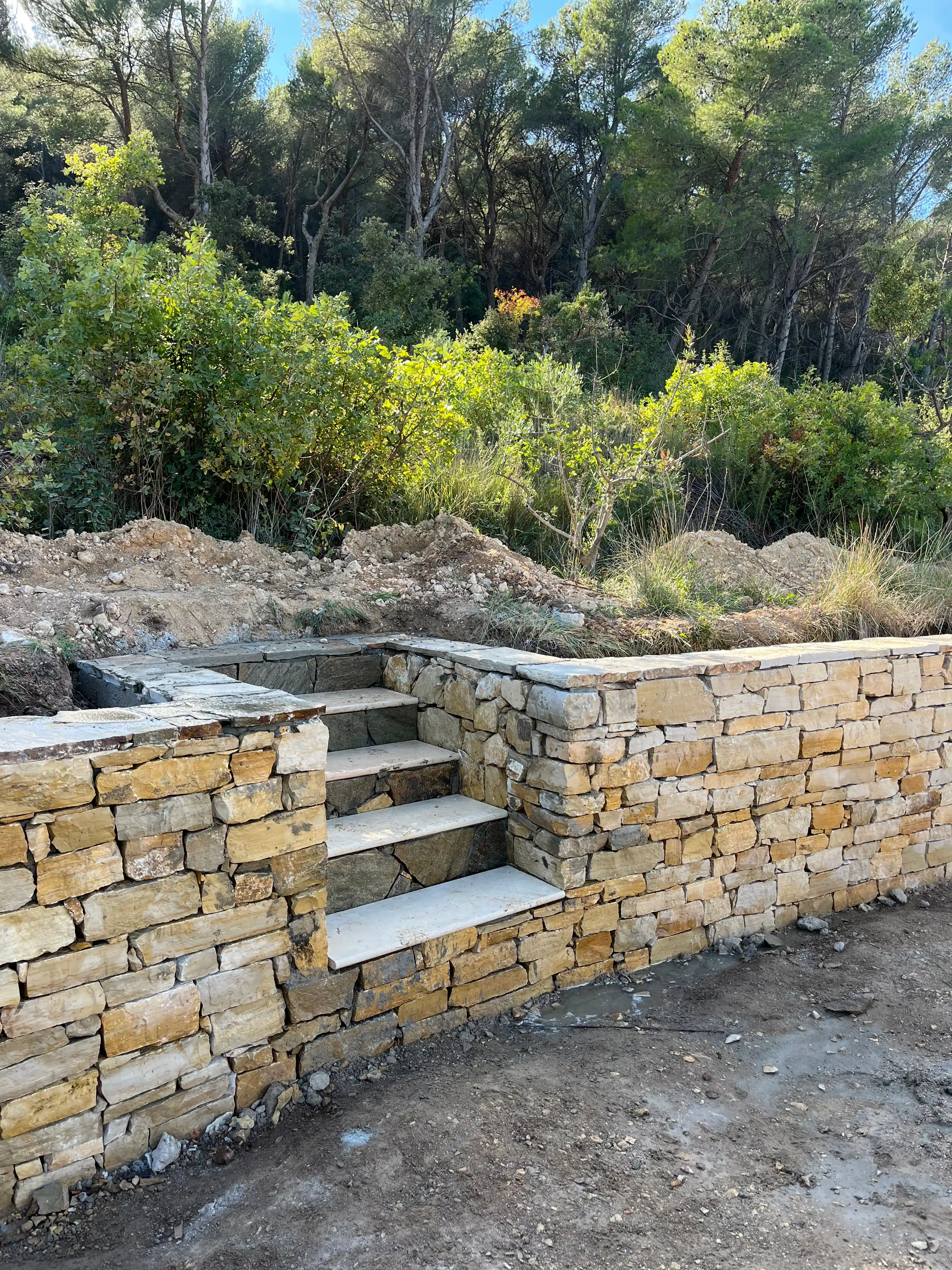 Mur de cl&ocirc;ture en pierre