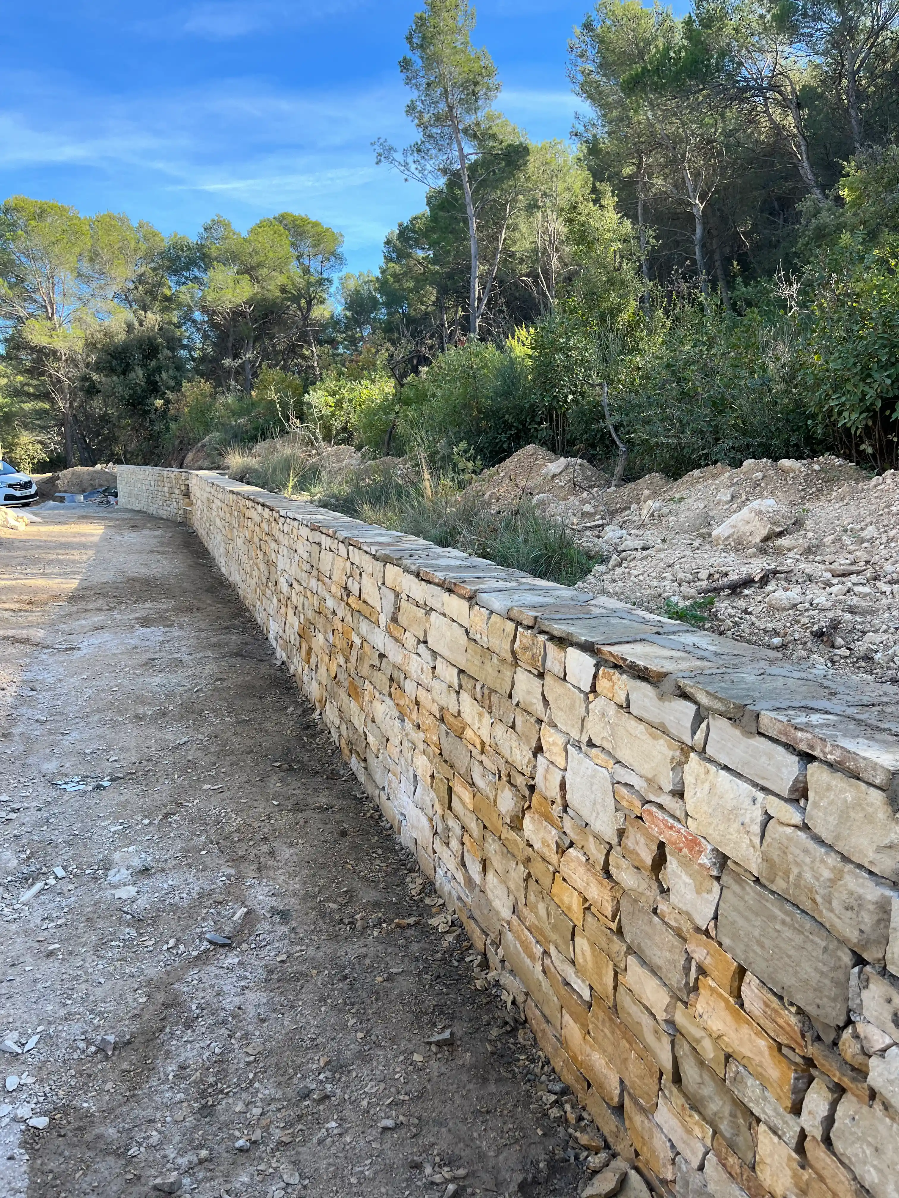 Mur de cl&ocirc;ture en pierre