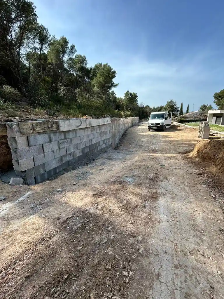 Mur de cl&ocirc;ture en pierre